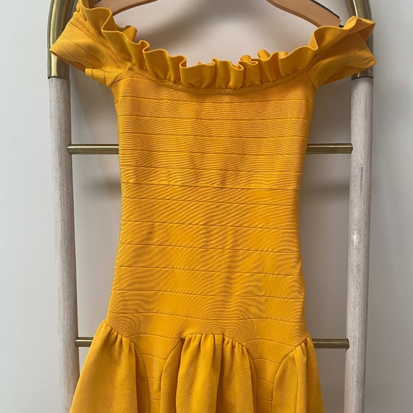 Bebe Yellow Mustard Off The Shoulder Party Mini Stretch Ruffles Dress Size XXS - Picture 1 of 8